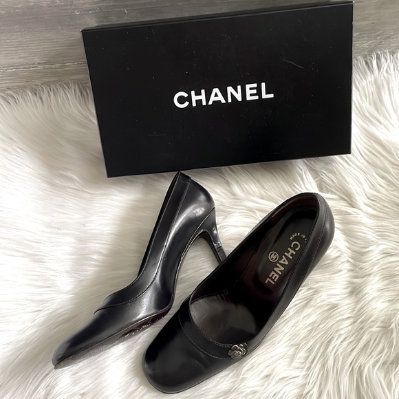 CHANEL Vintage Camellia Accent Heels